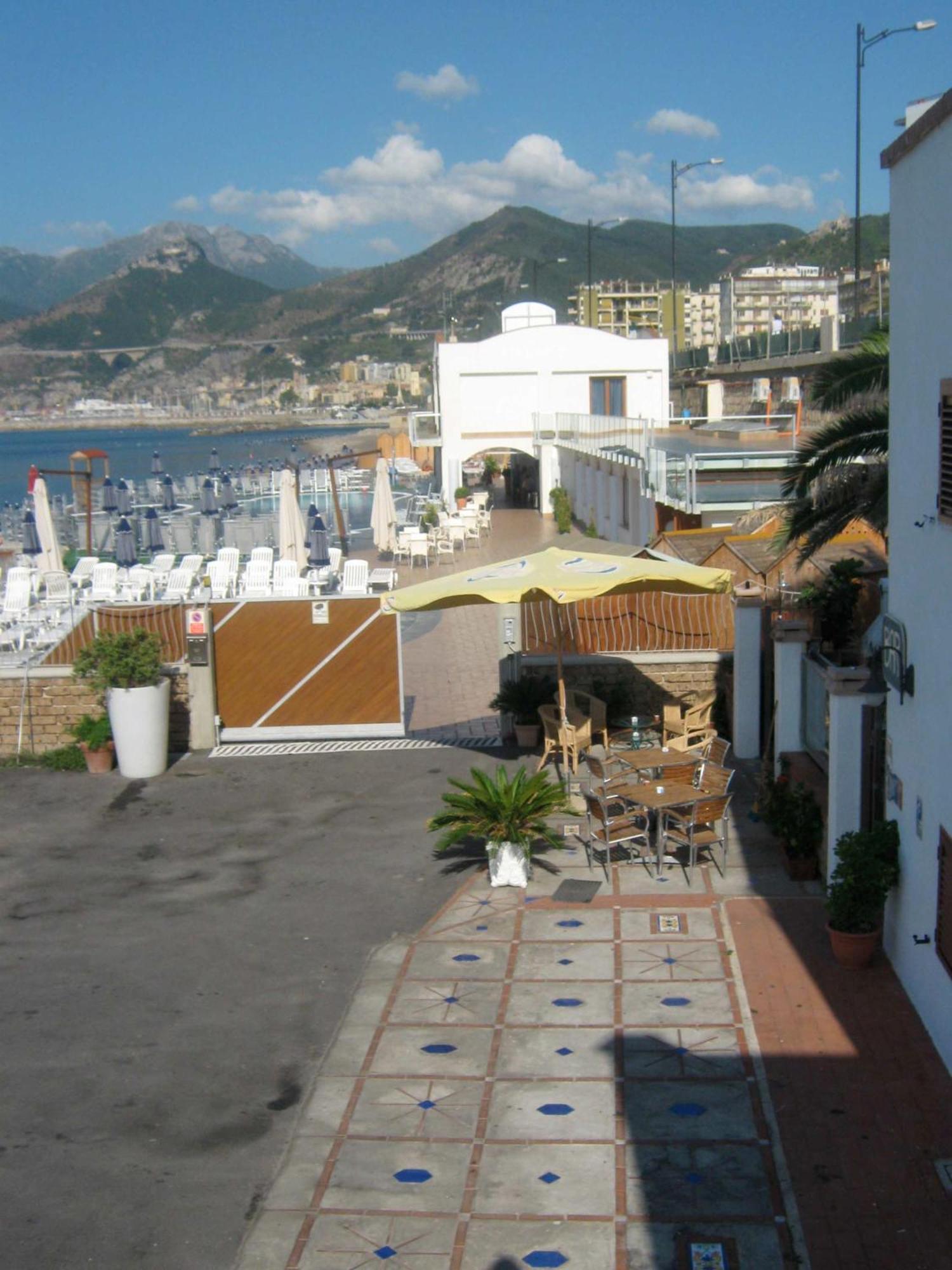 Beach Hotel 14Leoni B&B Salerno Buitenkant foto